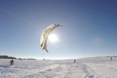 20170126_KiteFlyHigh_Kite-Fly-High_Kiten_Neubiberg_Drachen_Lenkdrachen_Snowkite-X_Snowtime-10_München_Flysurfer_Festival_800x600-19